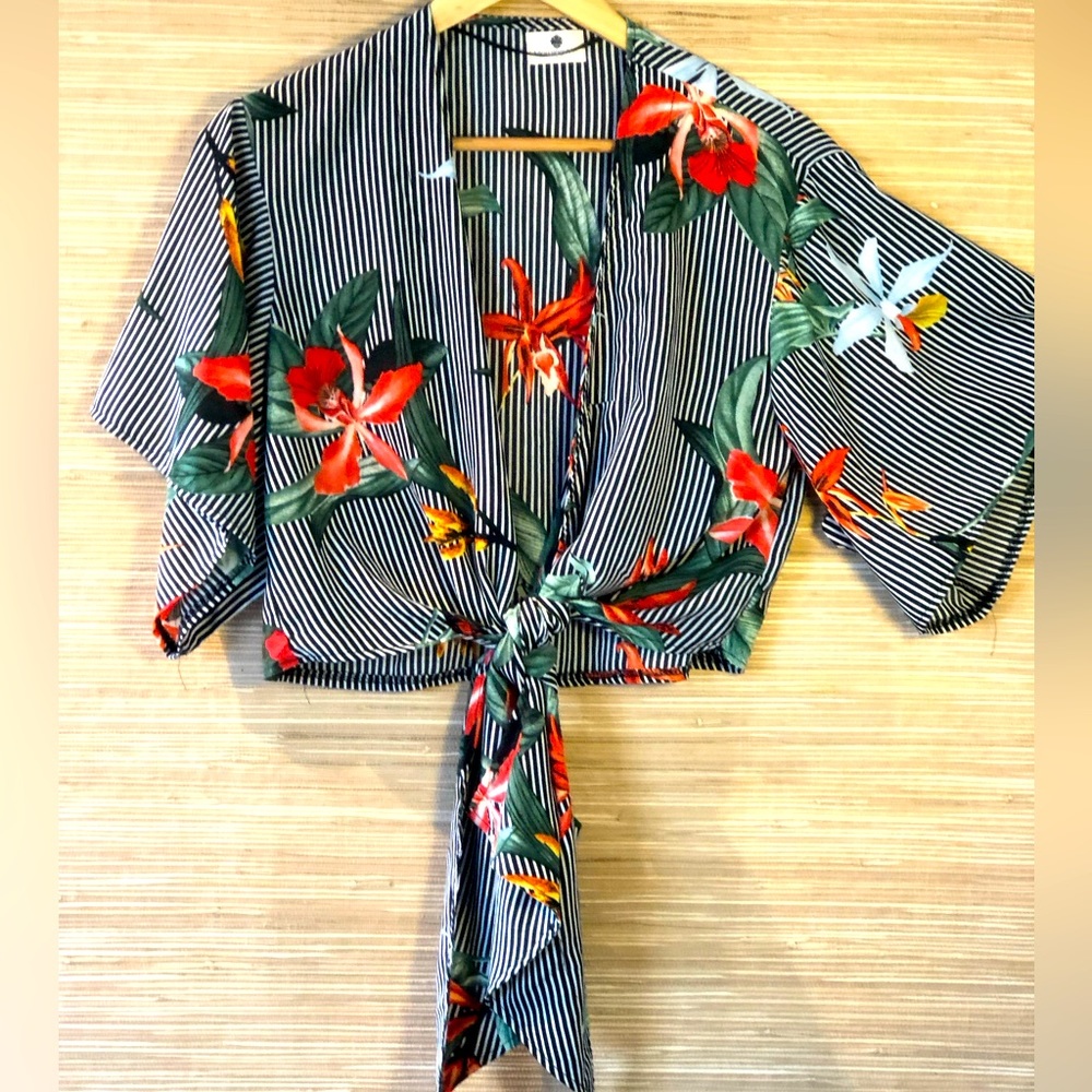 NWOT Adorable crop top s6 (generous cut) Super cute tie front Tropical print